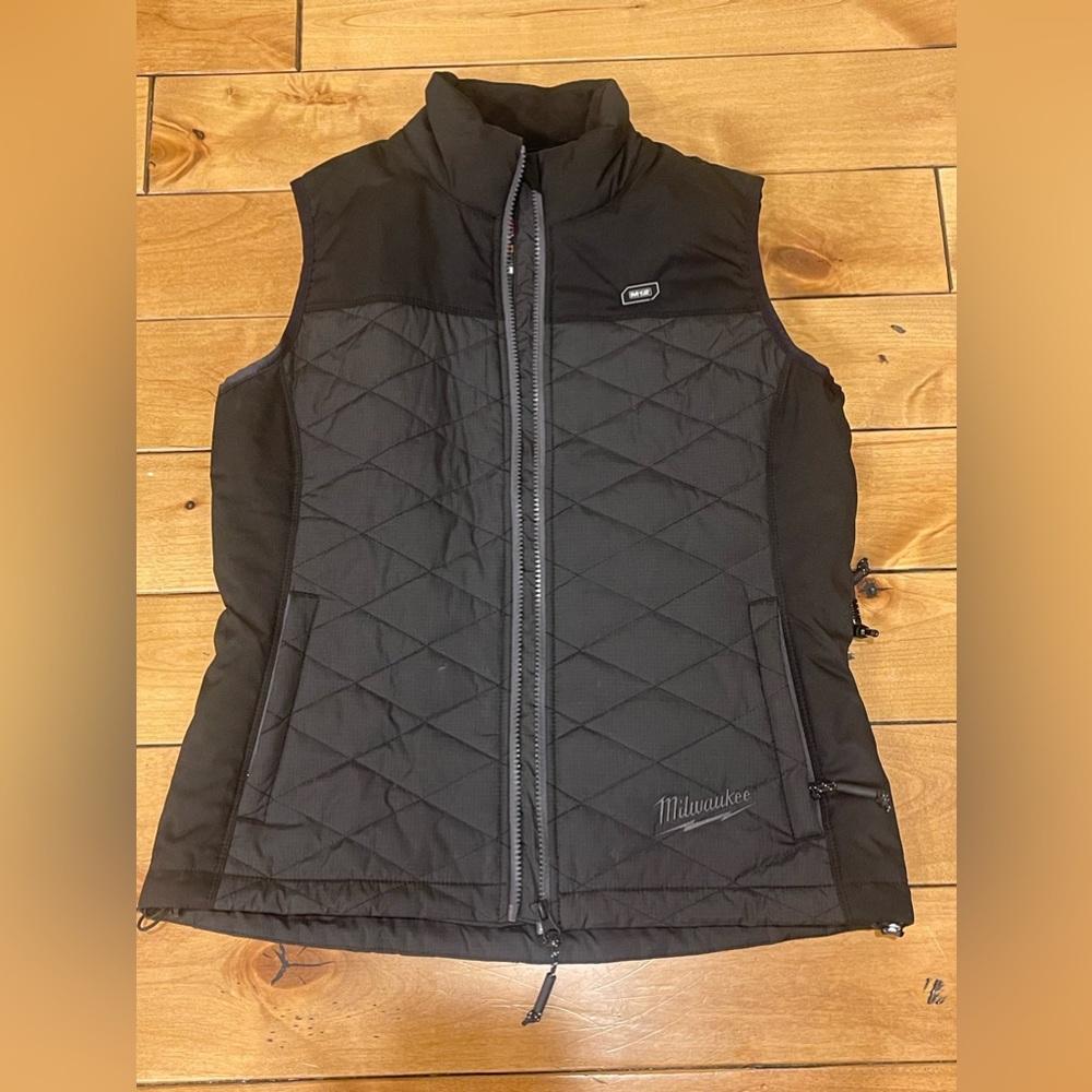 Milwaukee Black Heated Women’s Axis Vest with battery/charger - Size S